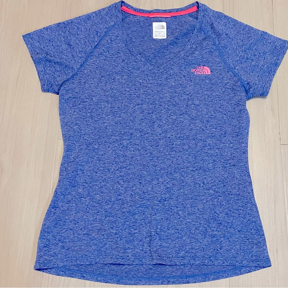 The North Face V Neck Woman’s Shirt Size S VaporWick in a Very Good Condition